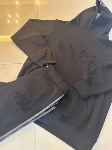 Muta 셋업 엠보싱 스무스 종이상자 풀오버 후드티 팬츠