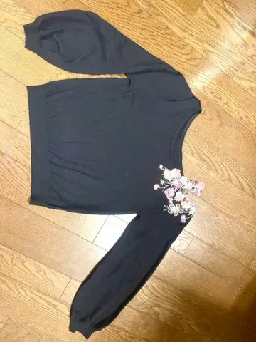 여성용 willselection 블랙 꽃 자수 벌룬 슬리브 스웨터