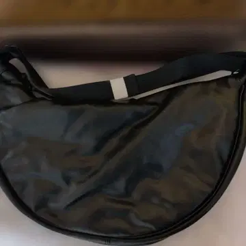 택 포함 새상품 UNIQLO C 가죽 터치 라운드 숄더백 블랙