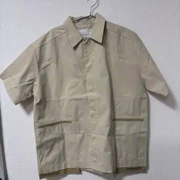 베이지 반팔 셔츠와 숏팬츠 세트