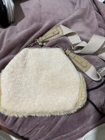 크림색 퍼 가마구치 숄더백