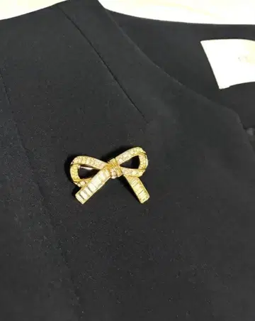 셀포드 리본형 골드 브로치