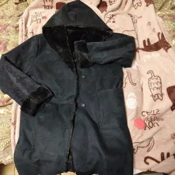 후드 부착 블랙 인조 모피 롱 코트 리버서블