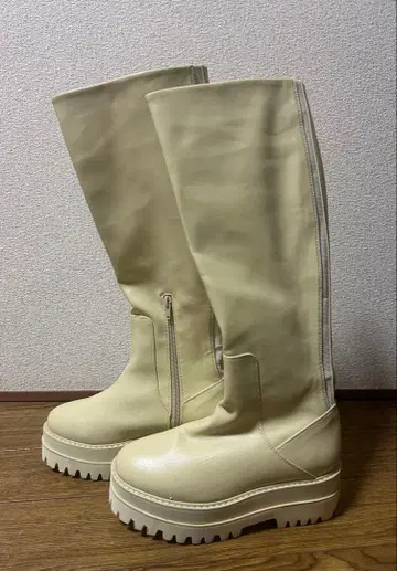 통굽 롱 부츠 S 사이즈 크림색 미사용 새상품