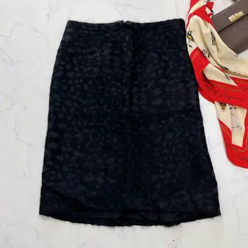 고급 페라가모 스커트, 풍성한 모헤어 실크, 백 턱 포함, 38