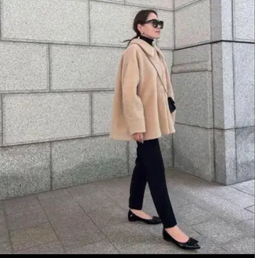 OHGA 베이지 무스탕 코트