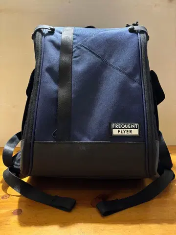 FREQUENT FLYER 네이비 백팩