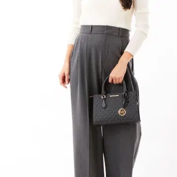 [새상품, 미사용] MICHAEL KORS SHEILA 센터 지갑