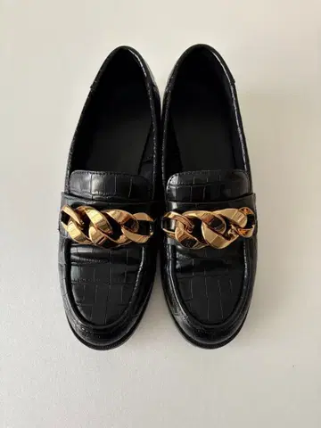 ZARA 악어 엠보싱 로퍼 블랙