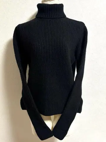 로렌스 설리번 블랙 리브 터틀넥 스웨터