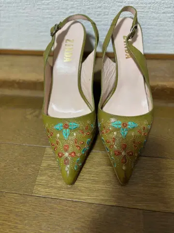 ZINDA 올리브 그린 자수 슬링백 샌들