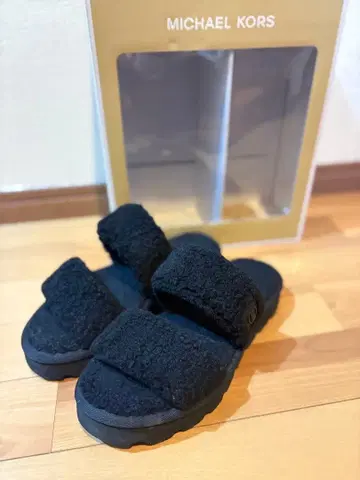 MICHAEL KORS 블랙 샌들