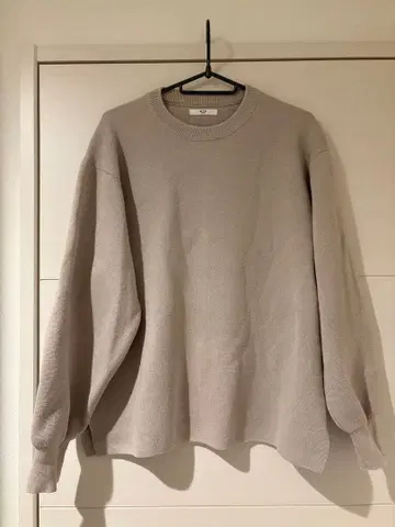 베이지 긴팔 니트 심플한 디자인