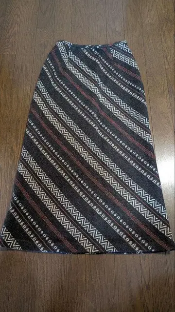 새상품급 23구 울 스트라이프 패턴 미디 스커트