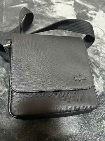 남성용 클래식 슬림 플랩 사첼백 라코스테 가방