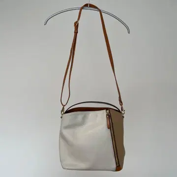 페레보르사 화이트 숄더백