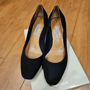 블랙 스웨이드 플레인 펌프스 중간 힐