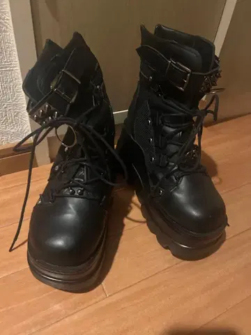 고딕 펑크풍 통굽 부츠