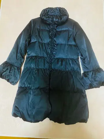 프릴이 달린 네이비 컬러 다운 롱 코트