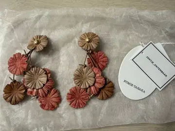 얀체온텐바르 가죽 플라워 이어링 카토리 싱고