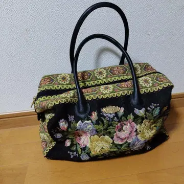 Think Bee 꽃무늬 자수 핸드백