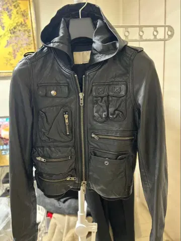 후드 부착 블랙 가죽 자켓