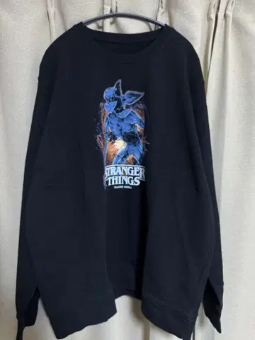 GU 스트레인저 싱스 블랙 맨투맨 XXL