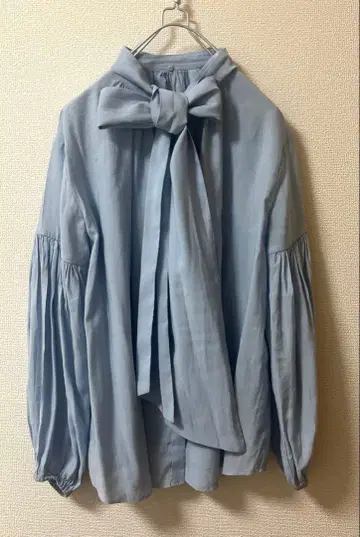 Mila Owen 미라 오웬 보타이 부착 소매 볼륨 블라우스