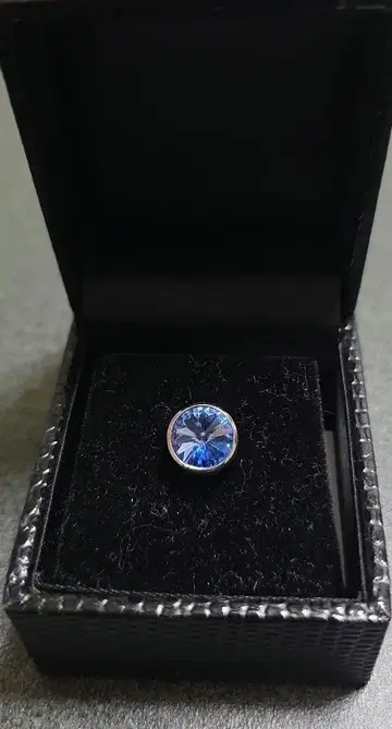 수트에 다는 라펠 핑