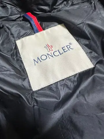 MONCLER 블랙 다운 자켓 후드 부착