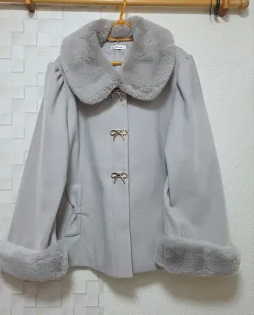 퍼가 달린 그레이 롱 코트 마조레티