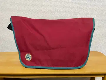 AIGLE 메신저 백 와인 레드