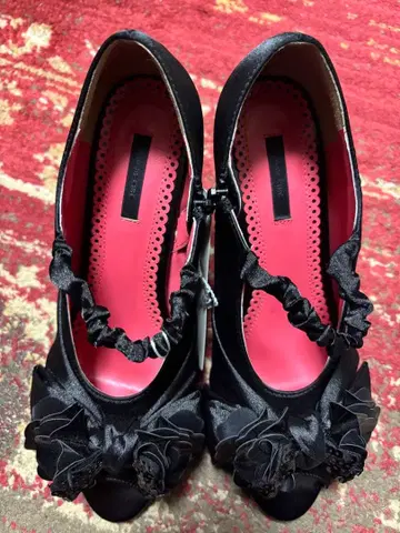 미사용 새상품 TO BE CHIC 블랙 새틴 스트랩 플라워 힐