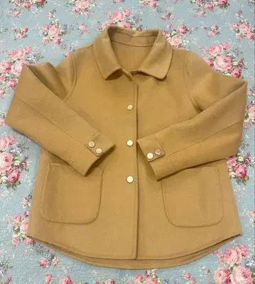 베이지 울 코트 버튼 포함