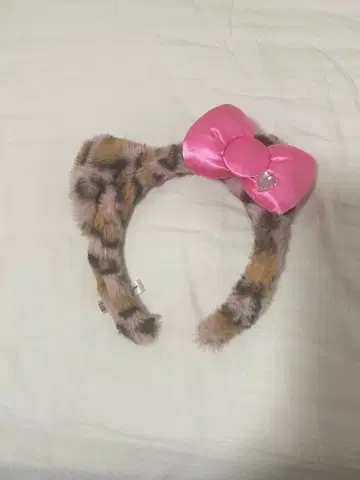 헬로키티 레오파드 무늬 퍼 핑크 리본 머리띠