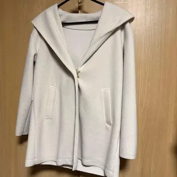 부즈루드 화이트 백 프릴 코트