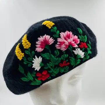 꽃무늬 자수 블랙 니트 베레모