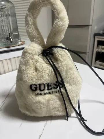 GUESS 크림색 복조리형 백