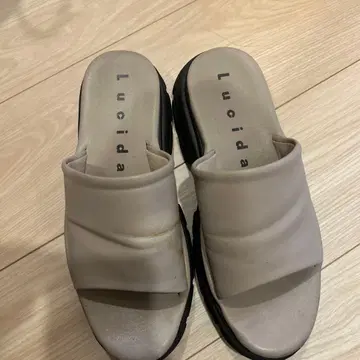 Lucida 베이지 슬립온 샌들