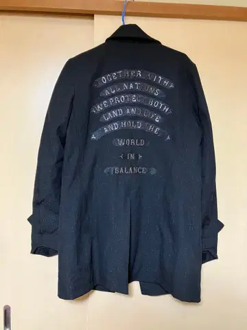 roar 백 자수 스텐카라 코트 크로스건