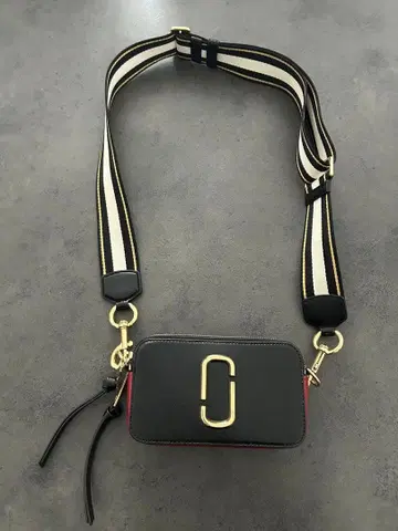 숄더백 블랙 스트라이프 디자인