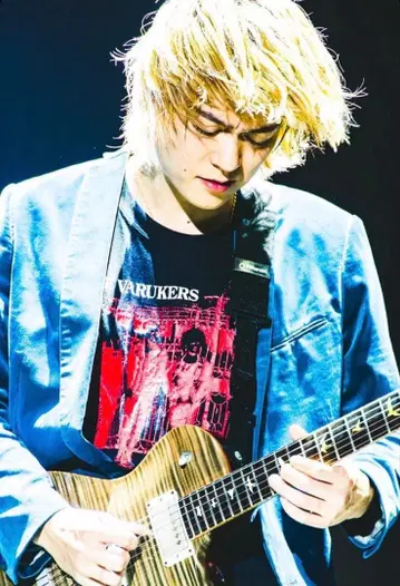 ONE OK ROCK Toru 착용 the varukers t셔츠