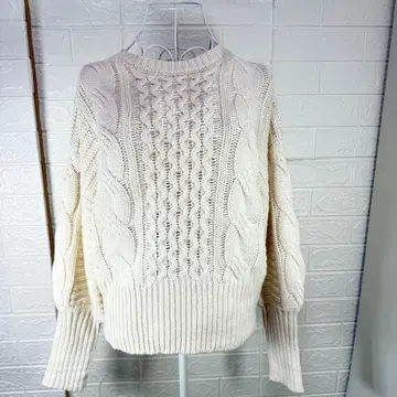 새상품급 Vis a-Vis 아이보리 케이블 니트 스웨터