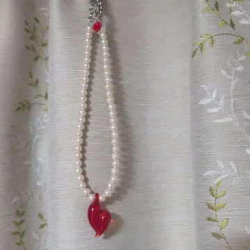 화이트 펄과 레드 하트 목걸이