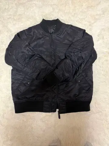 블랙 점퍼 암 포켓 부착