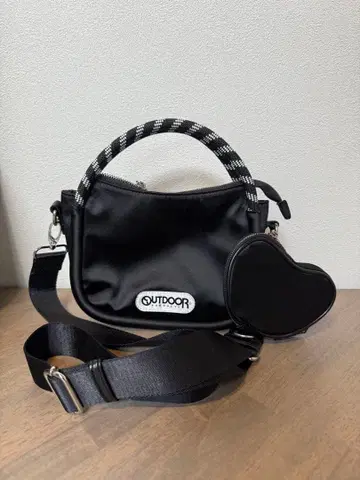 OUTDOOR 블랙 숄더백 하트 파우치 포함