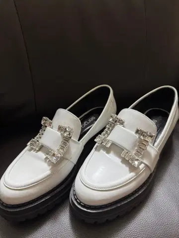 화이트 비쥬 모티브 로퍼