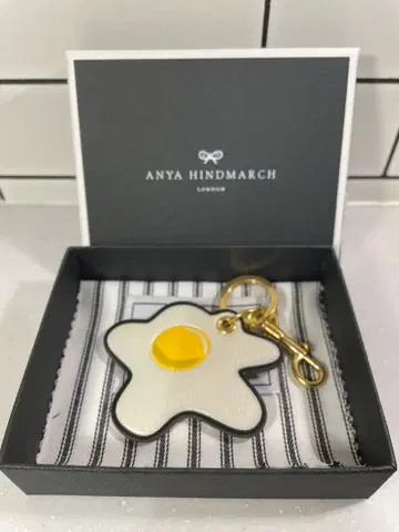 ANYA HINDMARCH 계란 프라이 모양 키링