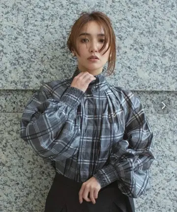 그레이 계열 체크 벌룬 슬리브 셔츠