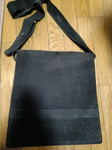 APC 블랙 숄더백